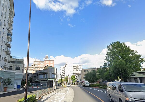 整然とした街並と下町の雰囲気が共存し、文学の香りを感じるエリアです。