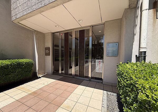 植栽が鮮やかな綺麗に管理されたマンション。築年数を感じさせません。