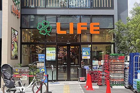 ライフ 本郷三丁目駅前店　徒歩2分です。