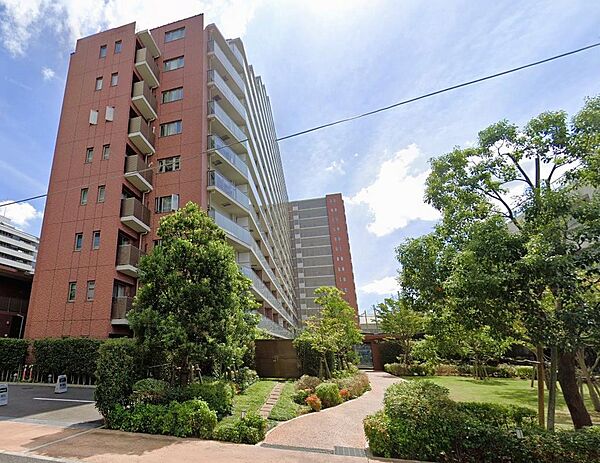 小・中学校が近く、敷地内に保育所が併設されており、安心して子育てのできる環境です。