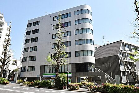 周辺はトルコ大使館やオフィスビルが立ち並ぶ、落ち着いたエリアです。