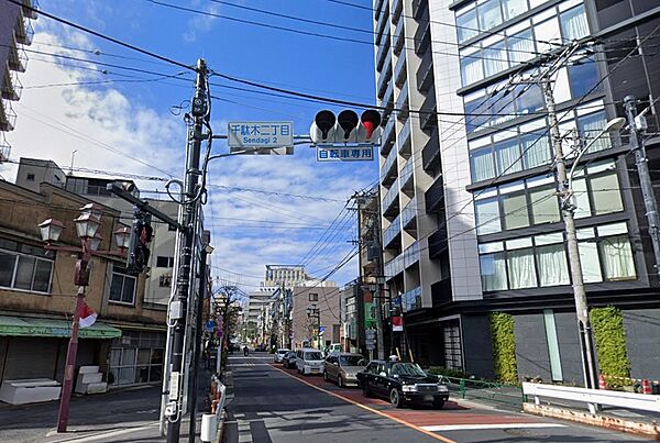 千駄木二丁目交差点から根津裏門坂に入った場所にエントランスがあります。
