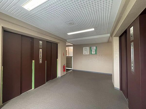 エレベーターは４基稼働しており、待ち時間の軽減になります。