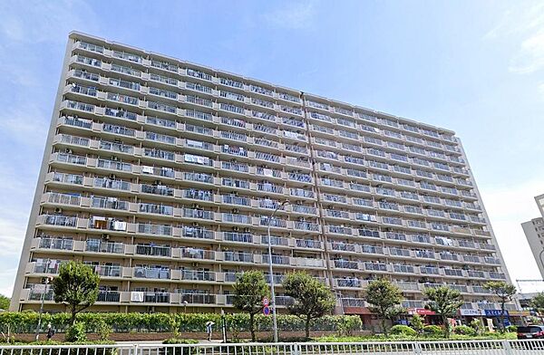 マンション１階には、スーパーやドラッグストア、郵便局、クリニックなどが揃い便利です！
