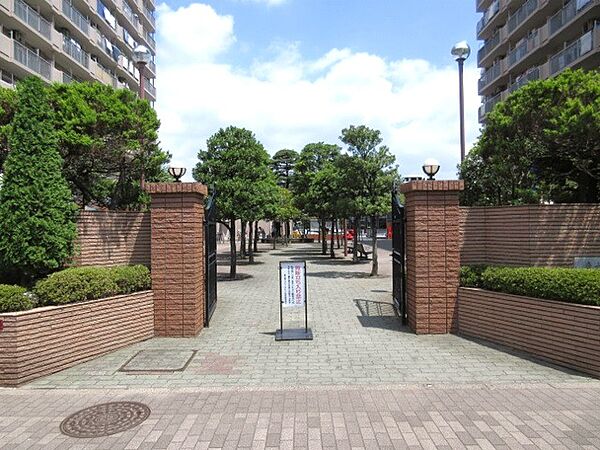 敷地全体の入り口は１号館と２号館の間にあり、アプローチはチョットした公園になっています。