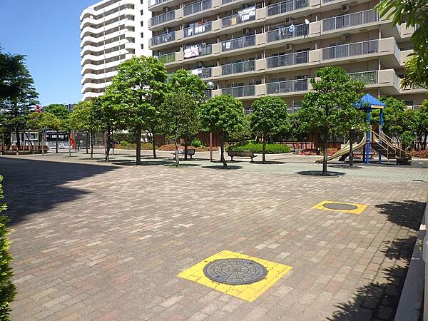 敷地内に遊具やベンチが置かれ、子育て世代のご家庭におすすめの環境です！