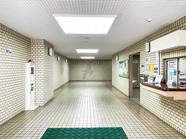 新耐震基準マンション。共用エントランスには管理人が常駐し、セキュリティとメンテナンスに目を配っています。