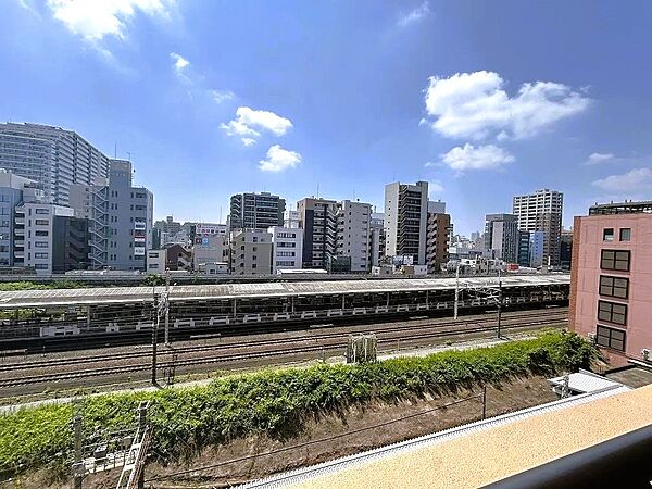 南向きバルコニーは目の前に高い建物がなく、陽当り・通風良好です！