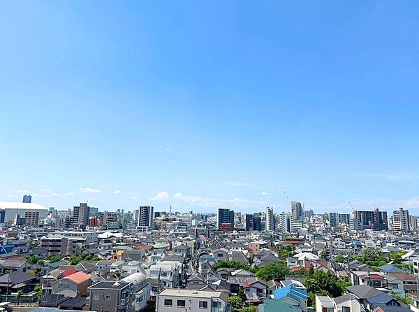 ９階南西向きにつき陽当り良好！遠くまで空が見渡せる見晴らしの良い眺望が広がっています。