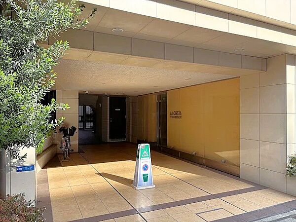 アプローチはフラットな造りなので、スーツケースを持っての移動、ペットのお散歩時もスムーズにお出かけできます。