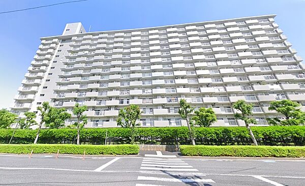 白を基調とした爽やかな外観。駅周りの賑わいから少し距離をとった閑静な立地です。