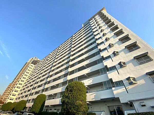 隅田川と豊洲運河がまじわって川面が広がる開放感のある立地に建つ、総戸数165戸の大規模マンション。