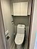 トイレ：洗浄機能付トイレに、上部吊戸収納付。