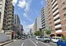 外観：明治通りと水戸街道が交差する東向島交差点近くに立地します。