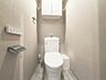 トイレ：トイレはグレーの壁紙のシンプルで清潔感のある空間です。