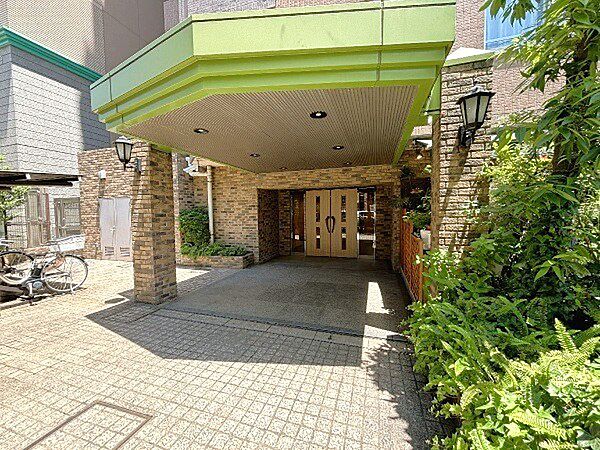 アプローチは段差が無く、スーツケースを持っての移動、ペットのお散歩時もスムーズにお出かけできます。