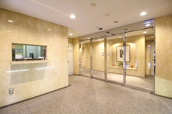 大理石タイル貼りの高級感あふれるエントランスホール。お住まいの方、訪れる方を優しく出迎えてくれます。