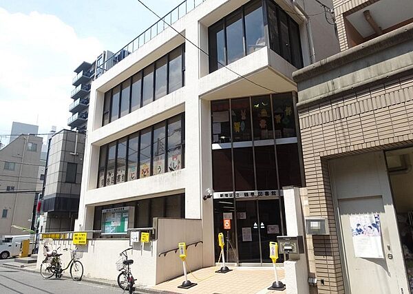 新宿区立　鶴巻図書館　徒歩13分です。