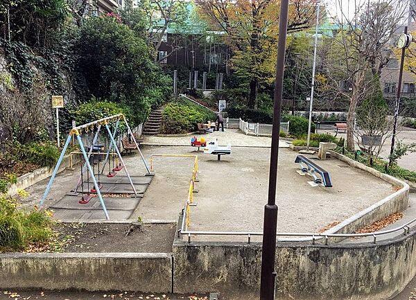 新宿区立　牛込弁天公園　徒歩3分です。