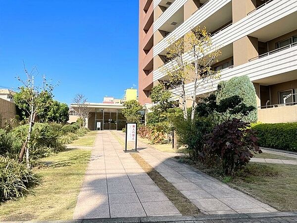敷地内には四季の移ろいを感じられる豊かな植栽が施され、住まう人々に癒しの空間を提供。
