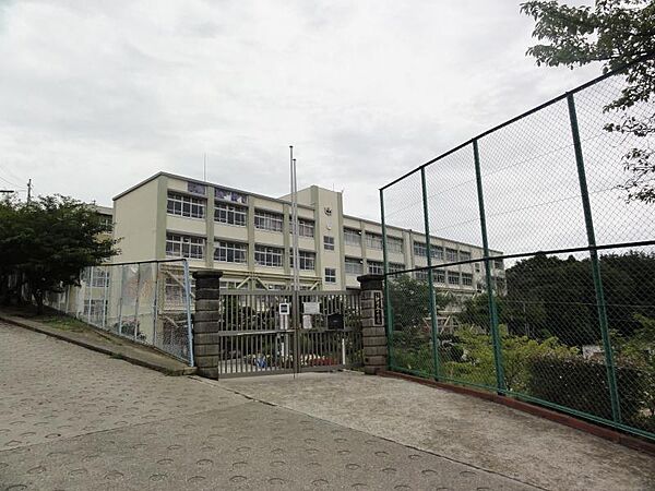 神戸市立伊川谷中学校　徒歩約13分