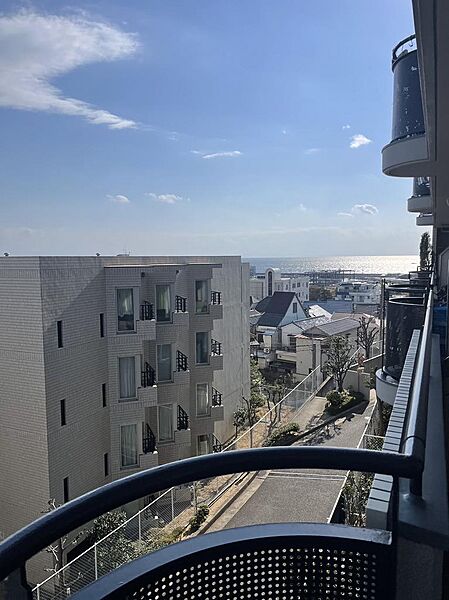バルコニーから海が見えます。