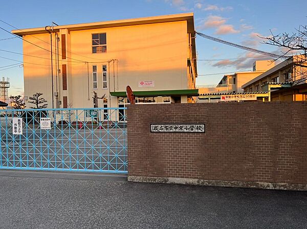 小学校まで徒歩約8分