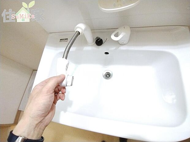 洗面台の水栓はノズルが伸びるタイプなので便利です。