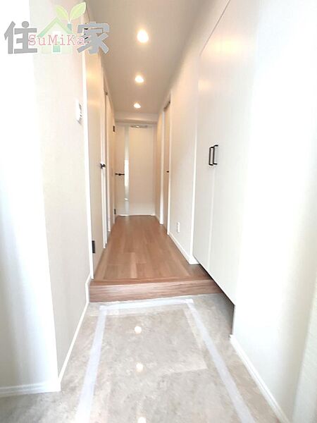 建具やフロアも一新し、素敵な玄関ですね。