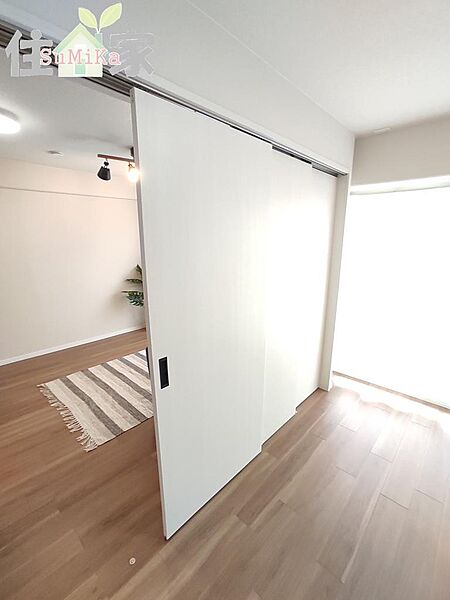 ３枚連動吊り戸で開閉が楽ですよ。扉の１枚を引くともう１枚の扉が連動してスムーズに開きます