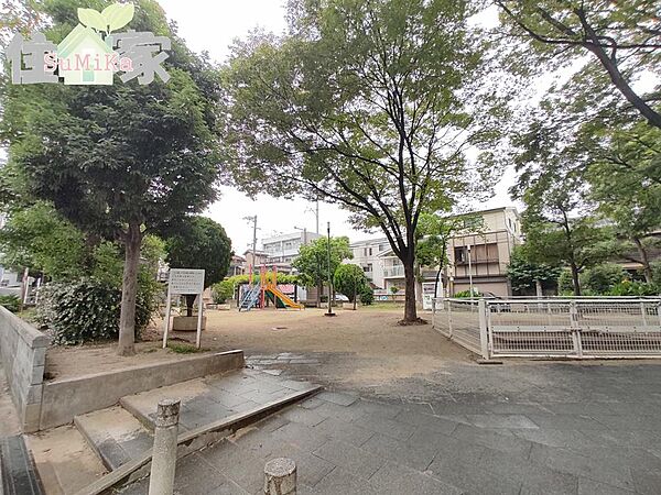 マンションの前には緑豊かな公園がございます。