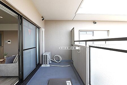 バルコニーは東向きです。