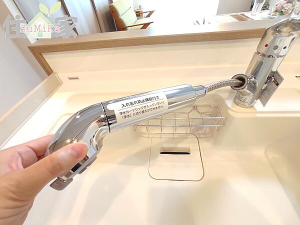 キッチンには浄水器一体型水栓が付いています。