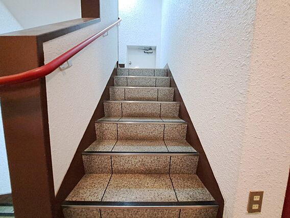共用部の階段で...
