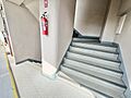 共用部の階段で...