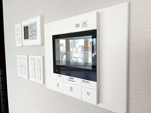 誰が来てもわかる様にモニター付きインターホンを設置。