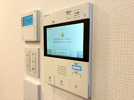 誰が来てもわかる様にモニター付きインターホンを設置。