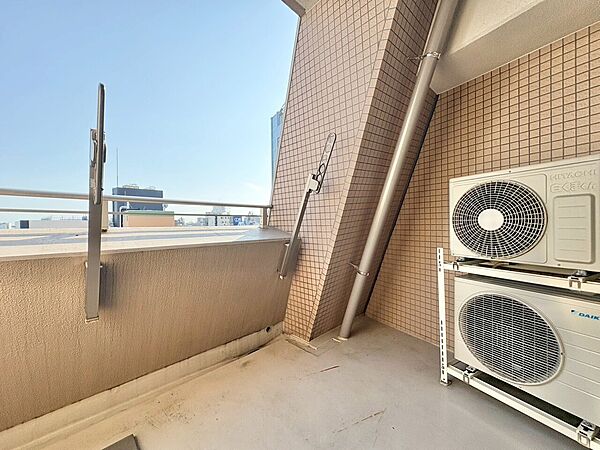 朝の澄んだ空気や、夕方に吹く清々しい風を感じられるバルコニー。