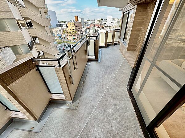 朝の澄んだ空気や、夕方に吹く清々しい風を感じられるバルコニー。