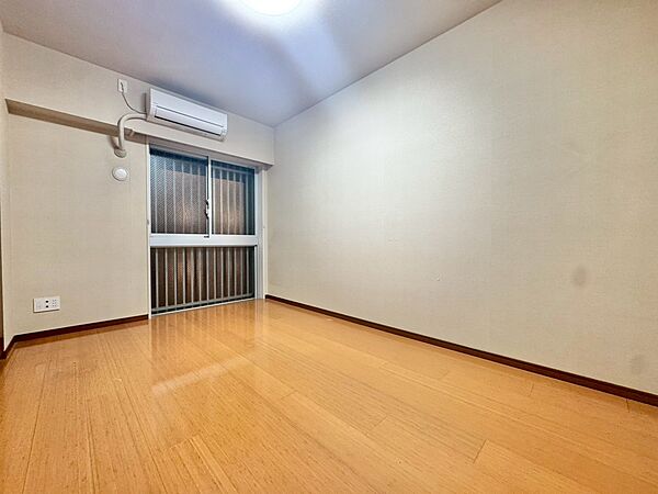 清かで艶やかな時間をもたらしてくれる室内です。