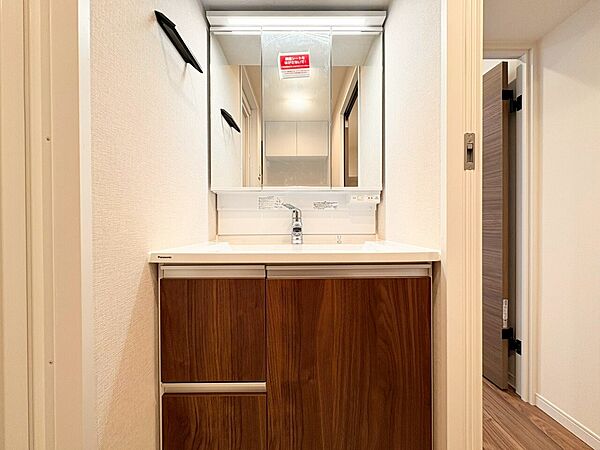 清潔感を感じられる洗面化粧台。