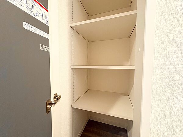 家電やスーツケース、ストック品など何でも片付く嬉しい空間です。