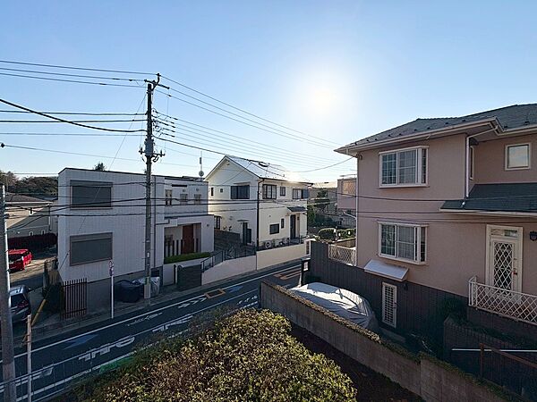陽当たり・通風・開放感に恵まれた環境です。