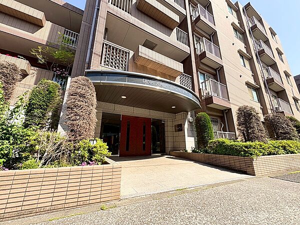 上質感漂う玄関アプローチです。