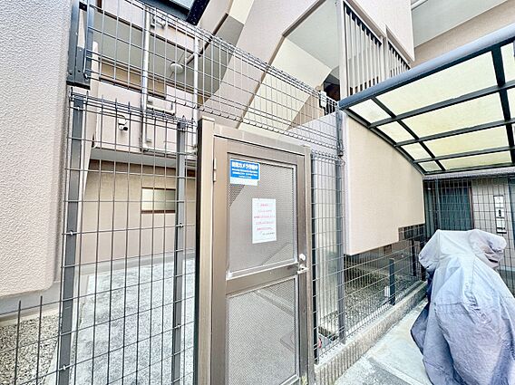 共用部の階段で...
