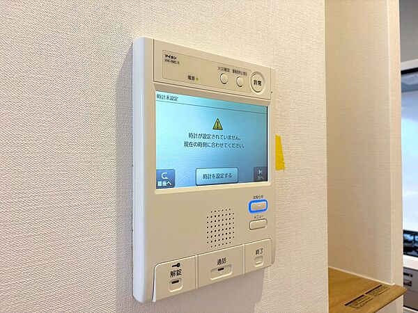 誰が来てもわかる様にモニター付きインターホンを設置。