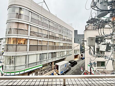 陽当たり・通風・開放感に恵まれた環境です。