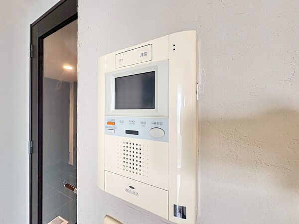 誰が来てもわかる様にモニター付きインターホンを設置。