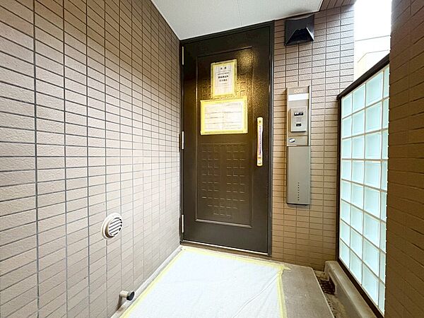 清潔感のある落ち着いた雰囲気の玄関です。