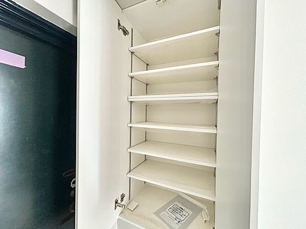家電やスーツケース、ストック品など何でも片付く嬉しい空間です。